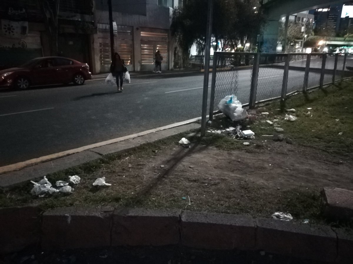 Pancho_Soni's tweet photo. @rhgirard @DelegacionBJ @AccionesBJ @M_Angeles_2 @PANCMORENO @susanakana @ESTEBAN_RUIZ_C @Sebas_RM @FadlalaAkabani @ContciudaDBJ @VillaDeCortes1 @pequeviajera ...a mí #MeGustaVivirEnBJ porque recurren a un enfoque experimental para el diseño de políticas públicas. Por ejemplo aquí están probando (y comprobado) la Teoría de la #VentanaRota q dice q la basura son recoger o cosas rotas promueven la acumulación de más basura. Ahí van... https://t.co/tE99XYnOmK