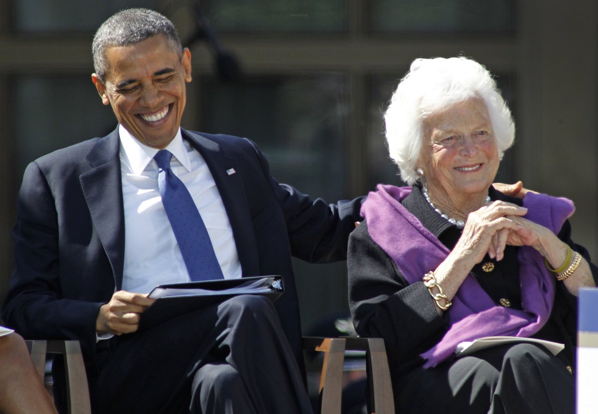 GlobalGrind's tweet photo. Rest In Peace, Barbara Bush. 🙏🏾🙏🏾

[@BarackObama]
📸: Getty https://t.co/7dHH91YjqC