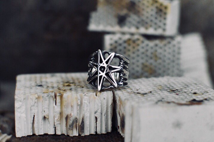 ATELIERLEPUS's tweet photo. FCR-082 | cooldust
七芒星のリングです☆
ルビーでご依頼頂きました♪

#funkouts #ring #sevenpointedstar
https://t.co/JXrXqplwef https://t.co/fp4jqL8DeF