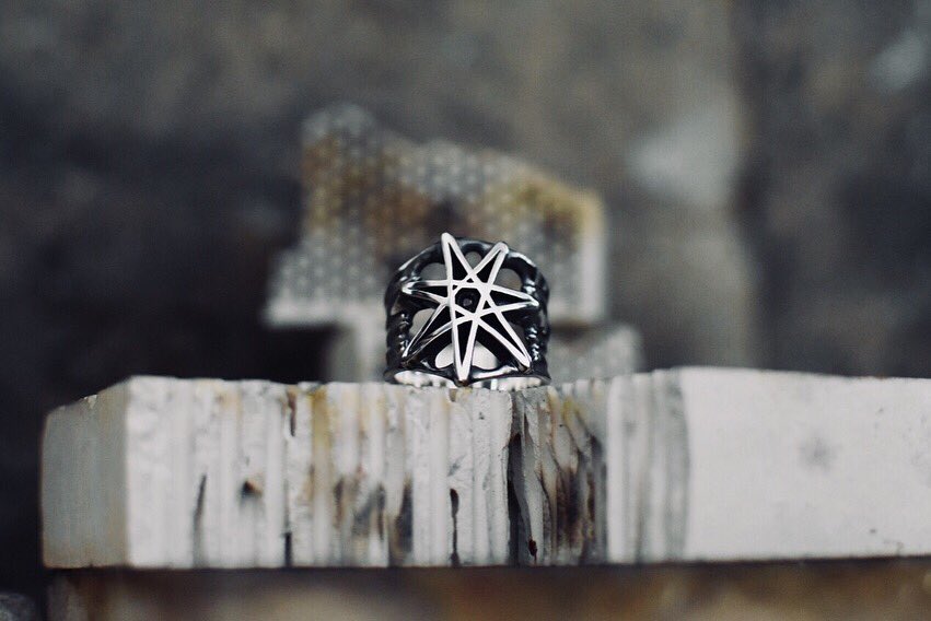 ATELIERLEPUS's tweet photo. FCR-082 | cooldust
七芒星のリングです☆
ルビーでご依頼頂きました♪

#funkouts #ring #sevenpointedstar
https://t.co/JXrXqplwef https://t.co/fp4jqL8DeF