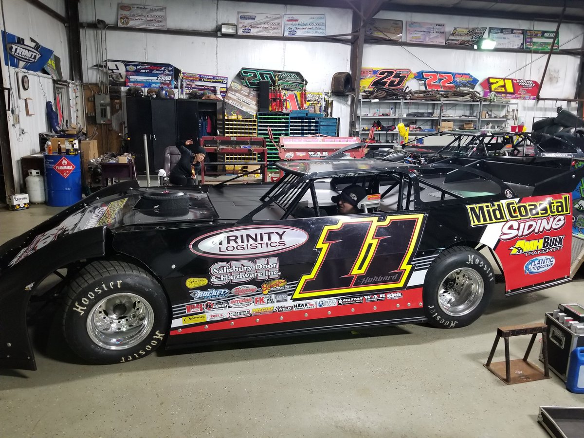 HubbardGraphics's tweet photo. New look for the all new xr1 mid coastal crate car... can it make it 2 nights? Elbows up. Then off to @lucasdirt for the weekend. @EddieHearn55 @hubbard11 @Rocket_Chassis  #BattleoftheBay https://t.co/lO450zgnRO