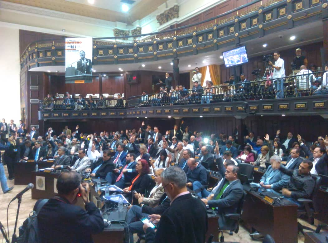 AsambleaVE's tweet photo. Junta Directiva procedió a realizar ​la ​votación nominal: Con 105 votos a favor, la AN declaró que existen méritos para continuar​ el​ proceso judicial contra Nicolás Maduro,  por corrupción​,​​ que​ adelantan​ ​los ​magistrados ​designados por el Parlamento. #SesiónAN https://t.co/I02YLjA4BU