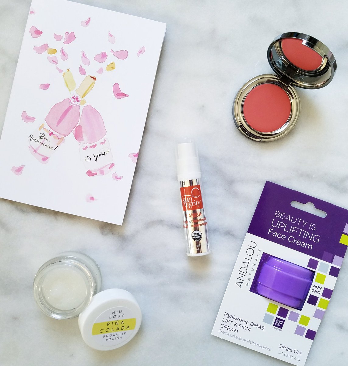 cfgoddess's tweet image. Happy anniversary, @PetitVour! I'll drink champagne to that! 🥂🍾🐰
Subscribe to the #PetitVour box here: petitvour.com/?aff=46 #vegan #crueltyfree #affiliate