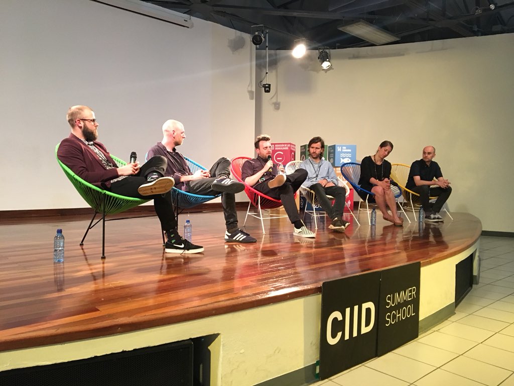 El #LightningTalks de hoy venía con un panel sorpresa con todos los profesores del <a href="/CIIDnews/">CIID</a>