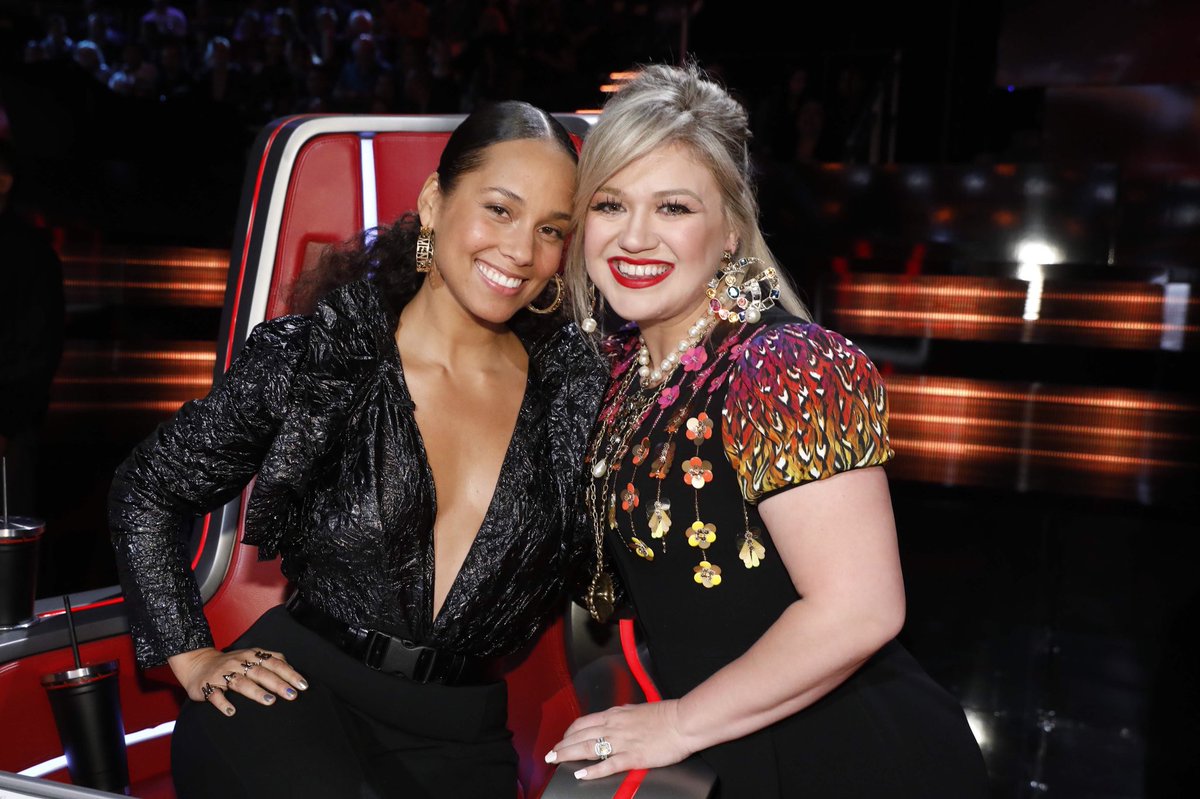 kellyclarkson's tweet photo. Loving the female power on #TheVoice 🙌👏😉 https://t.co/RGeY68WVZs
