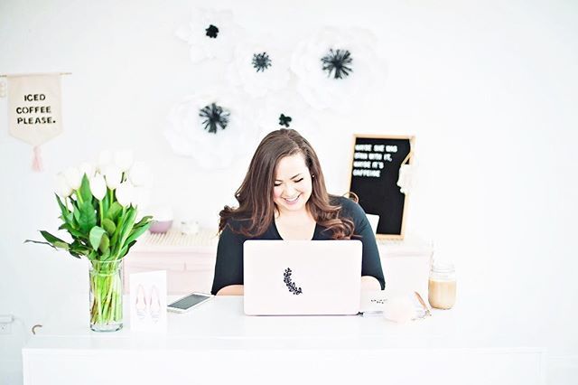 Wife|Mom|Boss
.
Sometimes trying to balance these three roles is so tough. Do you have any tips on how to juggle it all and still find time for yourself? What are your must haves and must do’s? I want to hear them👇🏼💕👩🏻‍💻
Follow along @theovermama… ift.tt/2JWmMVF