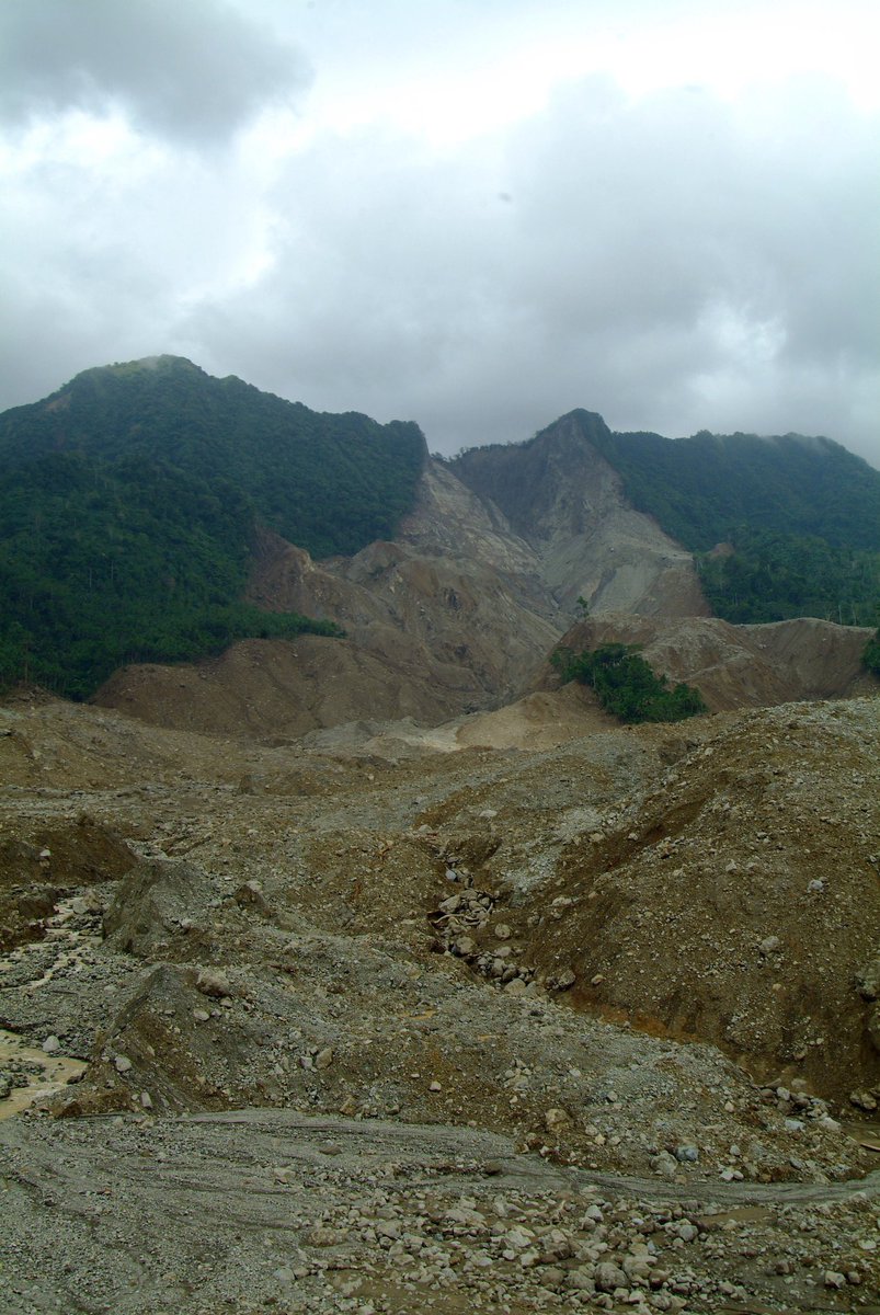 jaimessincioco's tweet image. Cliff face of a ridge straddling the Philippine Fault collapsed in a combination of #rockslide-debris mass movement on 17 Feb 2006 following a 10-day period of heavy rain &amp;amp; mag 2.6 earthquake that buried #Ginsaugon village of Leyte &amp;amp; killed 1,126 people - Brian Biller's Photo