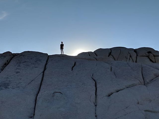 Man on a hill.
.
.
.
#joshuatree #joshuatreenationalpark #bouldering #brother #rockstar ift.tt/2HJaHCL