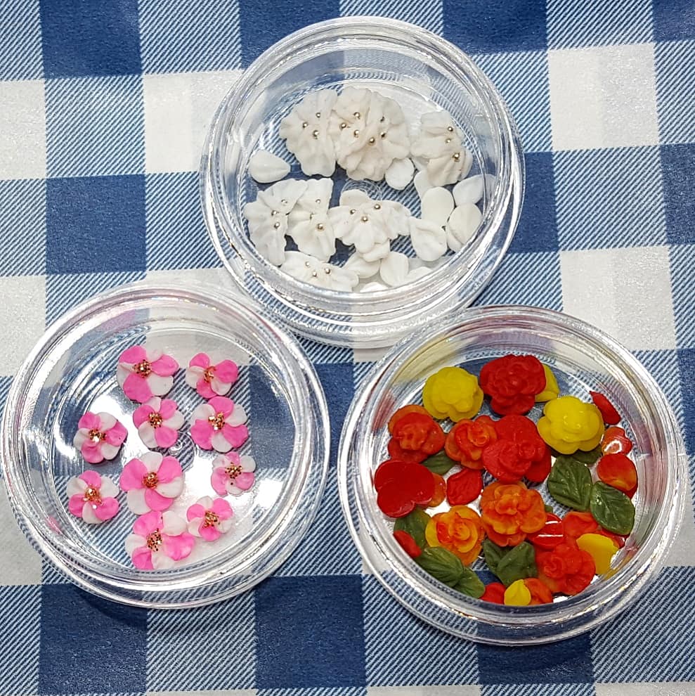 TatiManMaq's tweet photo. I'm so exited to have my first items sold on https://t.co/VPzhsEnx5q ! 
#nailcharms #etsyseller #3dnailaccessorise #nailart https://t.co/X05uJ4BhcP