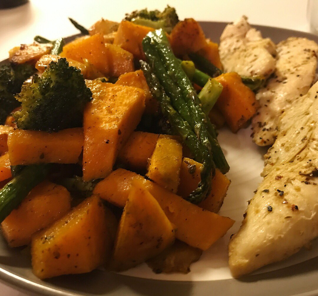 AthEliteNation's tweet image. FUEL- Baked chicken, roasted sweet potatoes, broccoli, and asparagus, in a mix of seasonings and olive oil. 💪🏋️🏅#AthEliteNation #CREELS