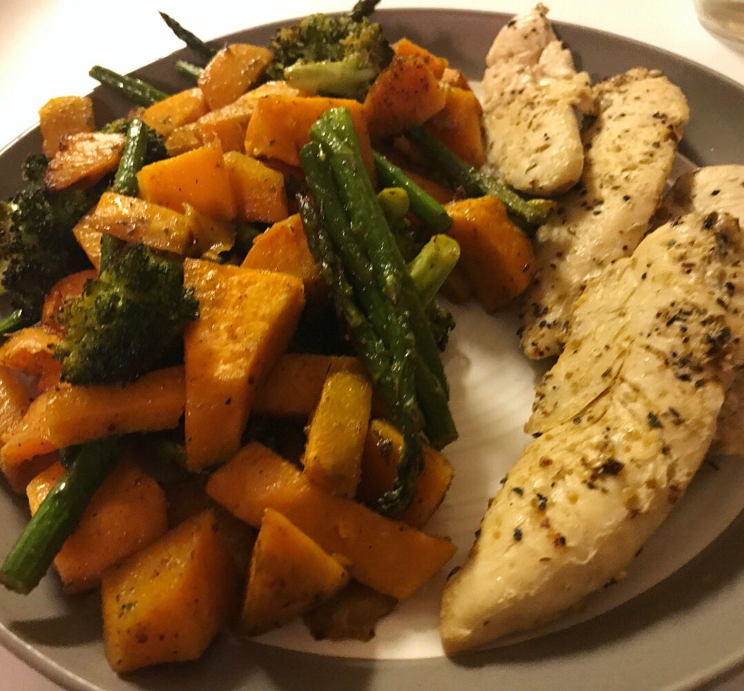 AthEliteNation's tweet image. FUEL- Baked chicken, roasted sweet potatoes, broccoli, and asparagus, in a mix of seasonings and olive oil. 💪🏋️🏅#AthEliteNation #CREELS