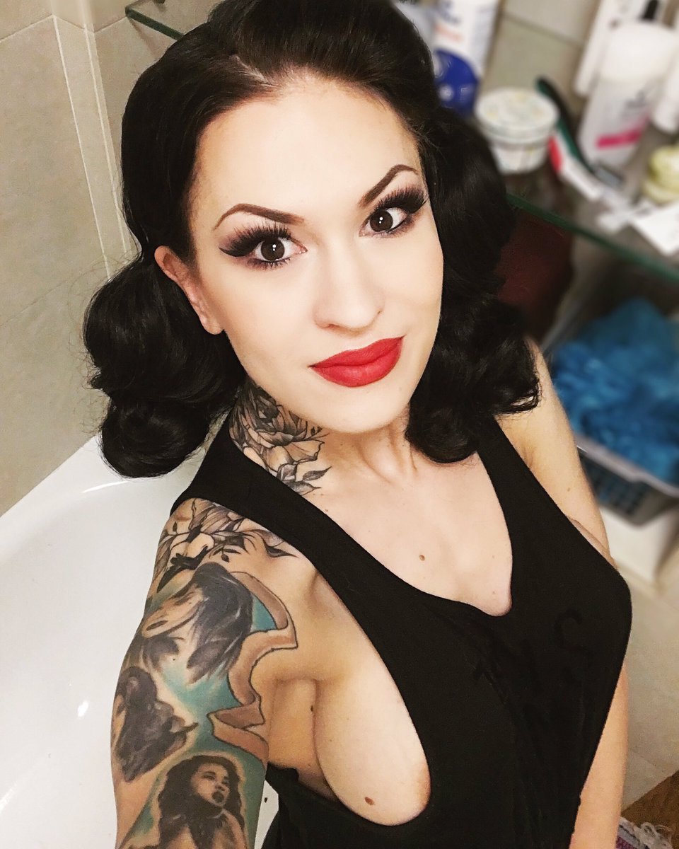 louloudvil's tweet image. First show at The Box Soho done with @Thebaronvegas 👯 Time to get some sleep and then repeat everything Wed-Sat, come say hi💃🏼🍷💋 Sweet dreams! #soho #london #theboxsoho #nightlife #entertainment #performanceart #inkedgirls #TattooTuesday