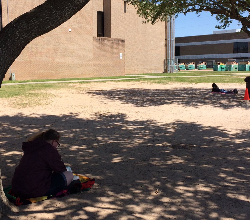 FrankElem5th's tweet photo. How do you celebrate spring? Why not read and write poetry while enjoying the fresh air?! #PoetryMonth @BenferKISD https://t.co/EgmXvIOh7K