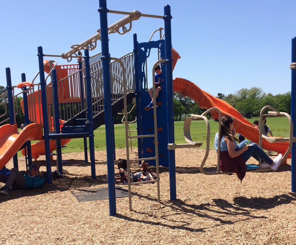 FrankElem5th's tweet photo. How do you celebrate spring? Why not read and write poetry while enjoying the fresh air?! #PoetryMonth @BenferKISD https://t.co/EgmXvIOh7K