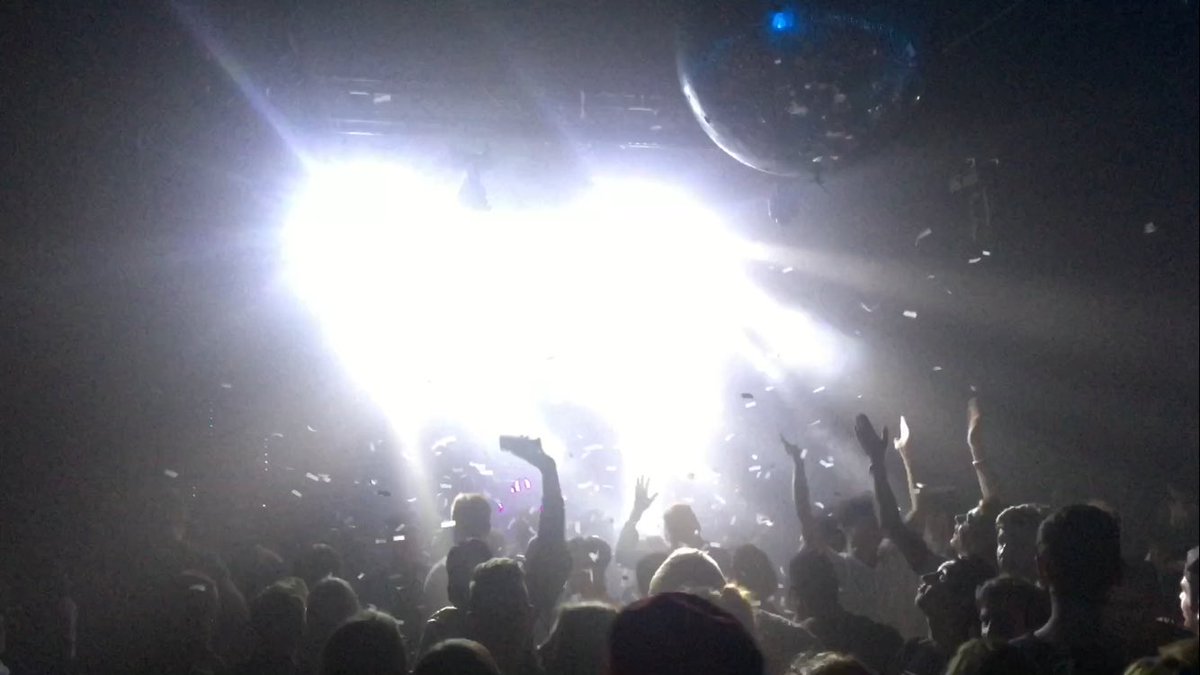 emonkeyz's tweet photo. #knockknock...
#tour #ibiza #norway #karlsruhe #TwitterTakeover #newyork #losangeles #love @ibizaislanders @DjTheXWorld @simonfava #spinnin #island #iceland #münster #stuttgart #Zermatt #miami #London #Notoracism #banana #monkeymadness #monkey https://t.co/G60mT6sIca