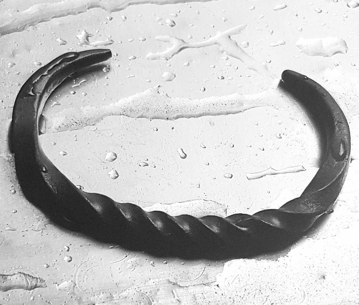 AnvilZack's tweet photo. Even if it's raining there's always a photo opportunity.

#anvilzack #blacksmithing #zacksmith #handforged #forgedinfire #anvil #rain #bangle #forge #blacksmith #metalwork #photography https://t.co/bfj1egxUI7