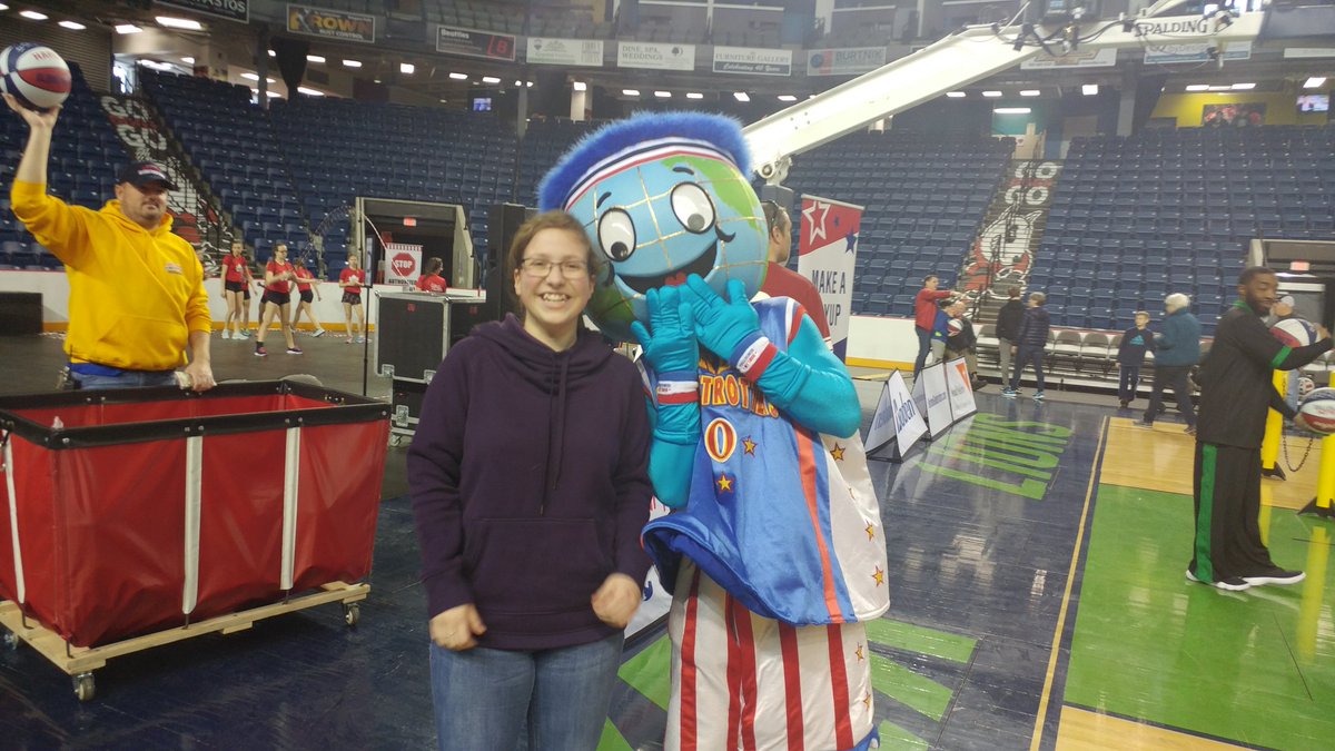 poyd1985's tweet photo. Anna meets Globe #harlemglobetrotters. #havingfun https://t.co/aYSXMeydkT