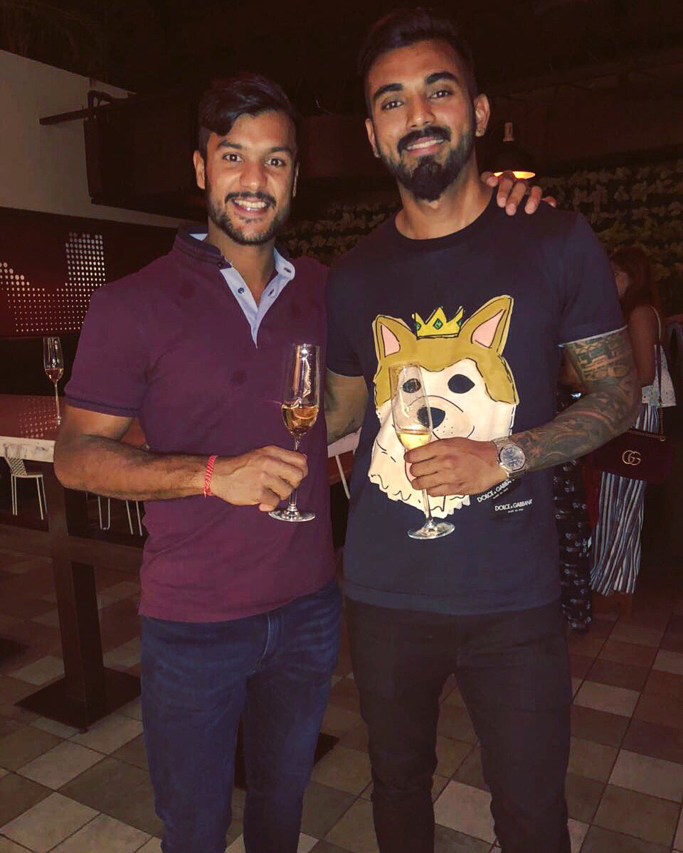 mayankcricket's tweet photo. To my brother man Many Happy Returns of the day . Wishing you lots of happiness , health and tons of runs 😃🤗🍻🍻 #brotherforlife #naaaaasty #partnerincrime https://t.co/JOPr9RBiff
