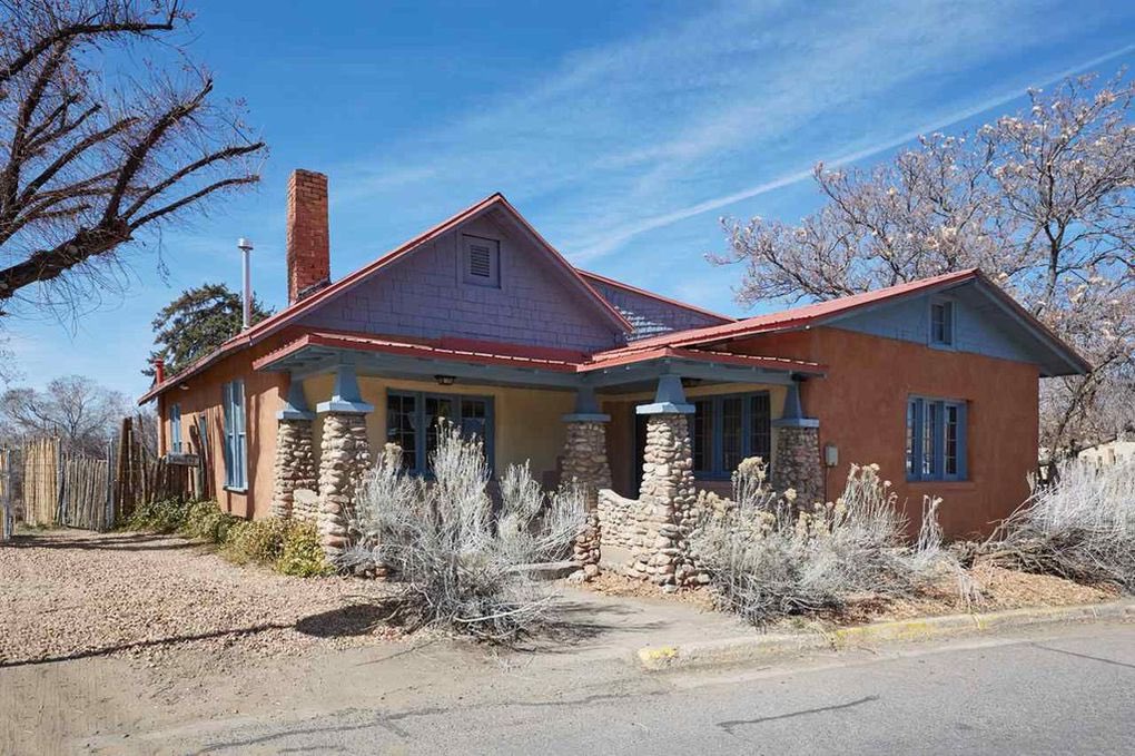 TaiBixbyAssoc's tweet photo. Take a look at this historic craftsman-style home at 803 Agua Fria in Santa Fe! This 3 bed 2 bath features vigas, wood floors, and a big corner lot near the #RailYard and #SantaFePlaza. Call 505-946-2121 or visit https://t.co/RQOENACrCz #santaferealestate #craftsman #nmtrue #nm https://t.co/mZ4MyEfiwd