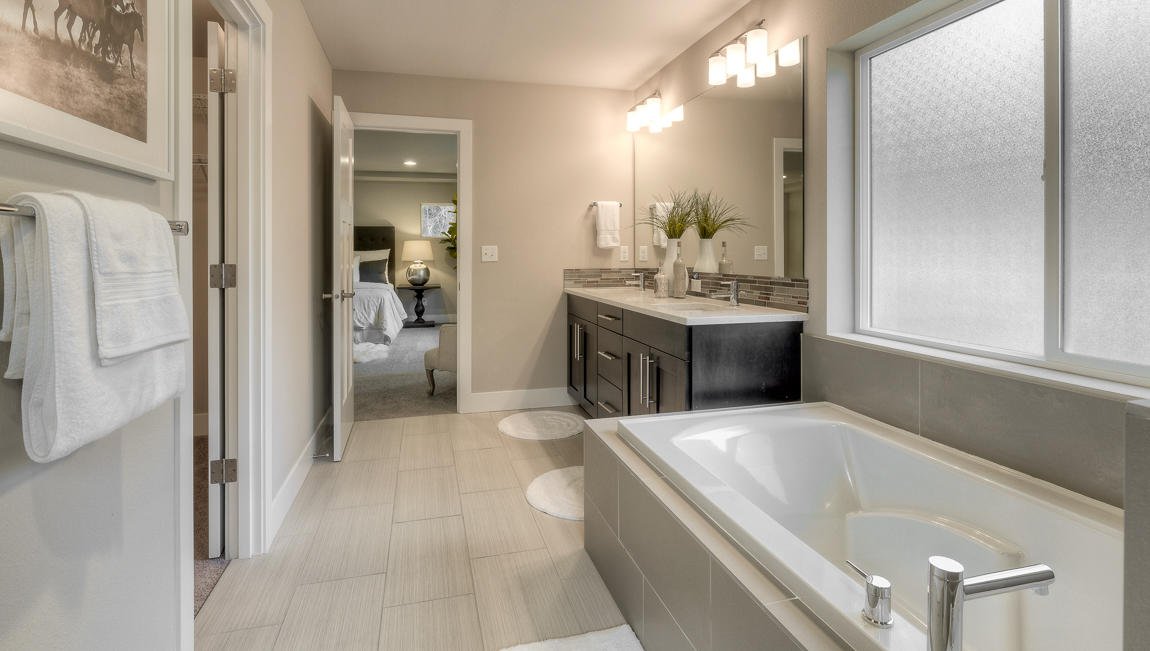 Master bathrooms so lavish, you may never want to leave. #StayAWhile fal.cn/436x
