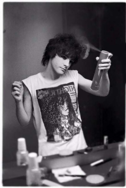 ManicBeata's tweet photo. There is no journey no start no ending
We all still arrive and keep on departing
You placed a light on a different universe
Made life better with the wonder of your words 
#TeddyTuesday #RicheyEdwards #InEternity https://t.co/VTFK3omoRL