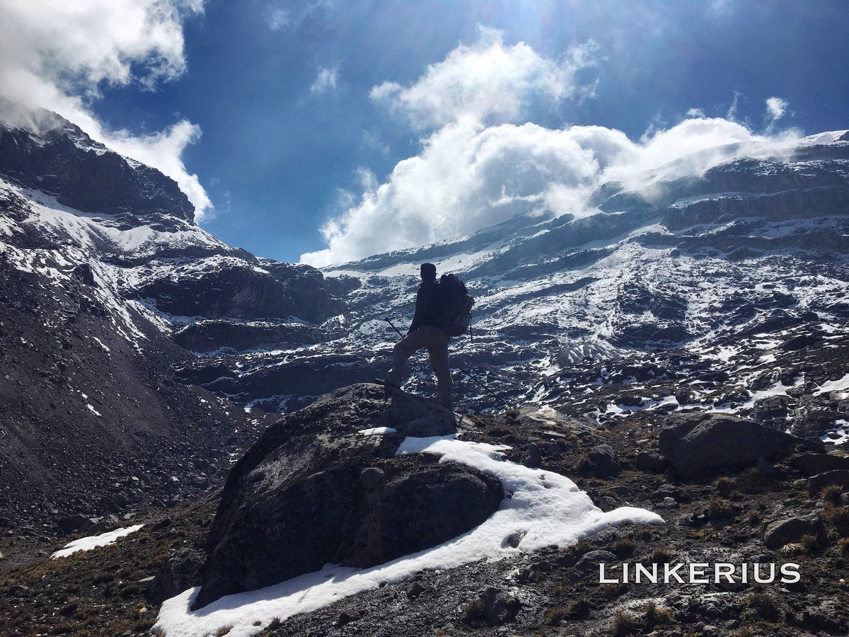 Linkerius's tweet photo. Los mejores lugares no tienen Wi-Fi.
#linkerius #extremenerd #mountain https://t.co/qzhKIJogha