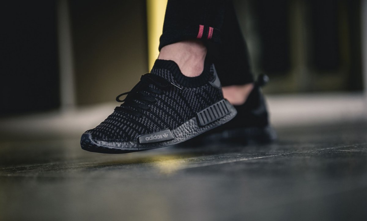 nmd r1 triple black primeknit