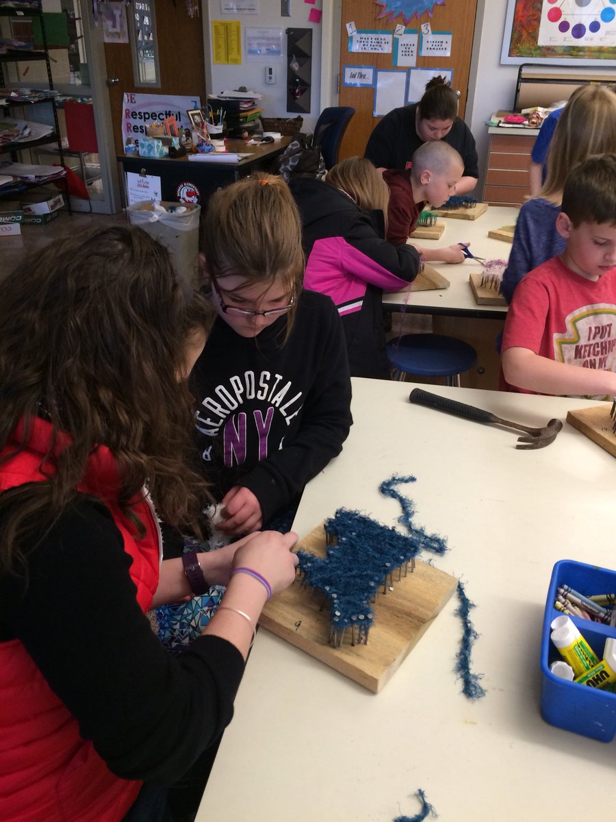 CV_FFA1954's tweet photo. Today’s @CVMonroeEagles Ag Club Tuesday was learning the basics of Ag Construction! Students used hammers to make an outline of an animal, then create a piece of string art! 🔨🔨🔨 #ElementaryAg #AgLiteracy #AgEdu https://t.co/wAMvW6DOtz