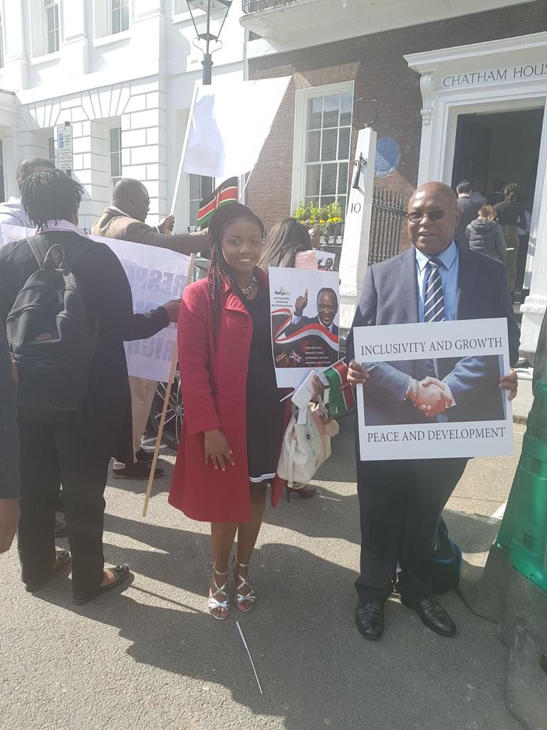 MimsLily's tweet photo. @UKenyatta @ChathamHouse @Commonwealth18 We stayed outside to shout off the opposition supporters as you can see them at the last photo. This was just a small portion of the supporting team,jubilee supporters were many. We love you Uhuru, we love Kenya. #Big4ActionPlan https://t.co/KkBFGxMWKN