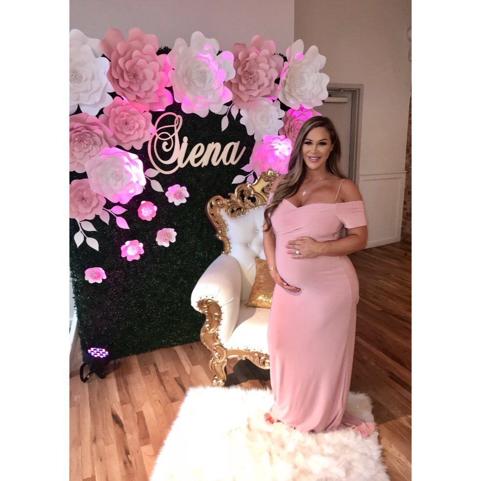 LauramSlaughter's tweet photo. 🌷Such an amazing day celebrating our little princess Siena 👑 It was so great to come back home and see all my family &amp; friends 💖 @Slaughter44 https://t.co/mGg5UFn2MM