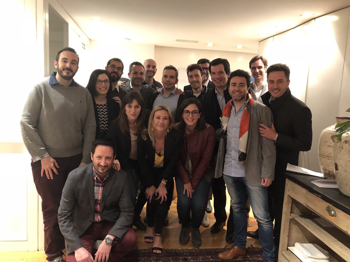 Els16Jutges's tweet photo. Gran sopar #16jutges amb @agenersurrell https://t.co/F95uJrCa8w