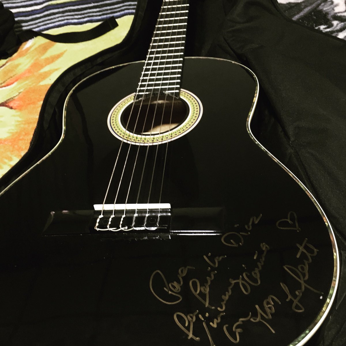 ediaz_345's tweet photo. Pero qué detallazo!!! Muchas gracias a @monlaferte y @Peregrino_999 por tan lindo detalle ❤️🎸🇨🇷 @monpuravida https://t.co/tBalLN7SJ7