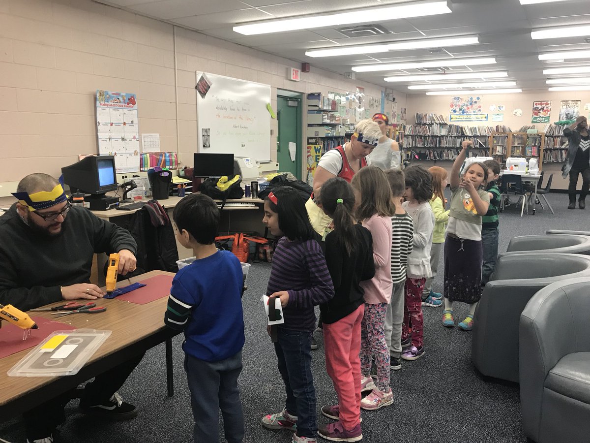 SettlersGreenPS's tweet photo. Day 1 of sewing with @MeDeniseWild. An amazing, fun experience and practical! Hard to believe even our kindergartens finished a project #confidence #newexperience #awesometeachers https://t.co/v5wKlOnHgL