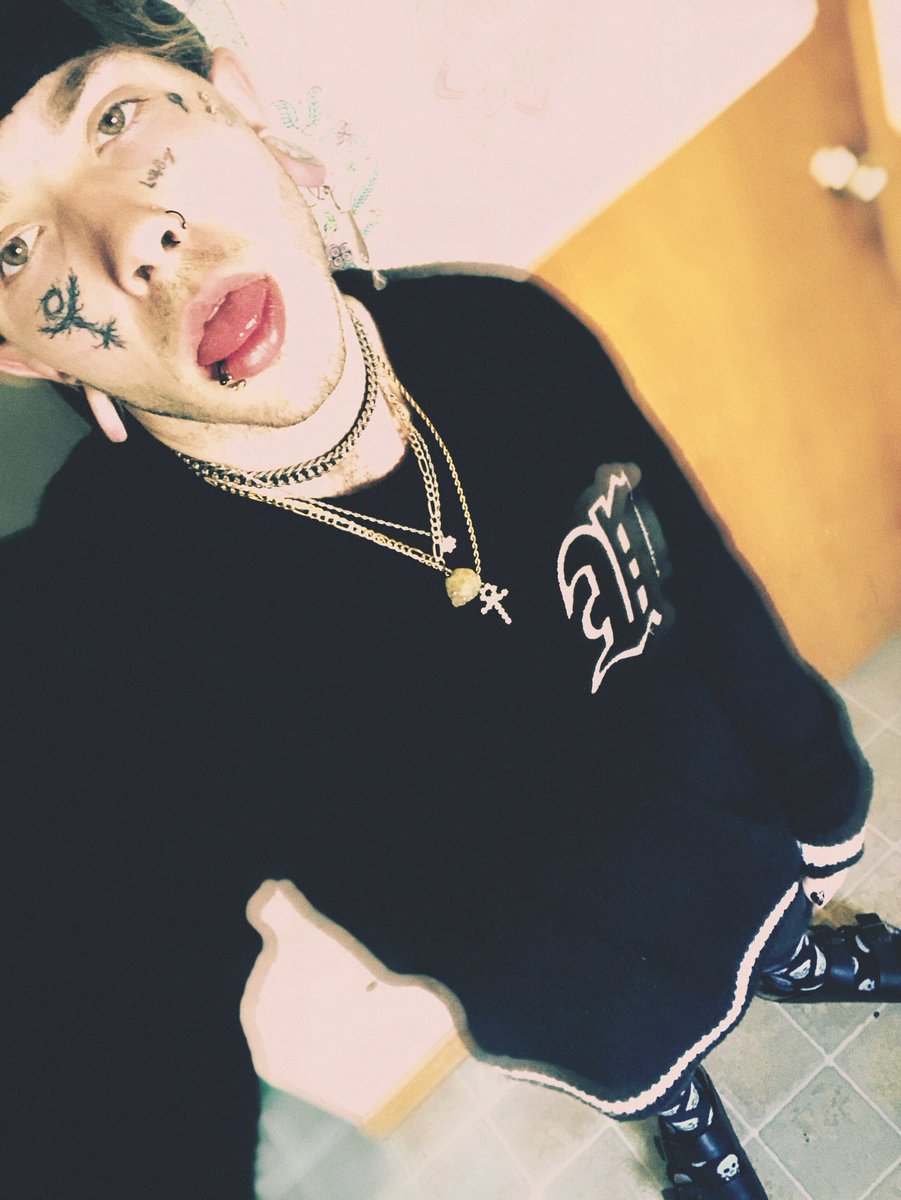 LilTooSad's tweet photo. Ima, nice guy but they know I’m down to ride🔪 they can see it in my eyes, Yeah they know I’m dead inside🌙💀 #Halflife #HangGang #LilSith #grungegoth #cursed #Soundcloudrapper #Soundcloudartist #rapper #trash #artist #deadboi #deaddaddy #killme #prettybutillkillya #Stardust https://t.co/vcgqPXIKy4