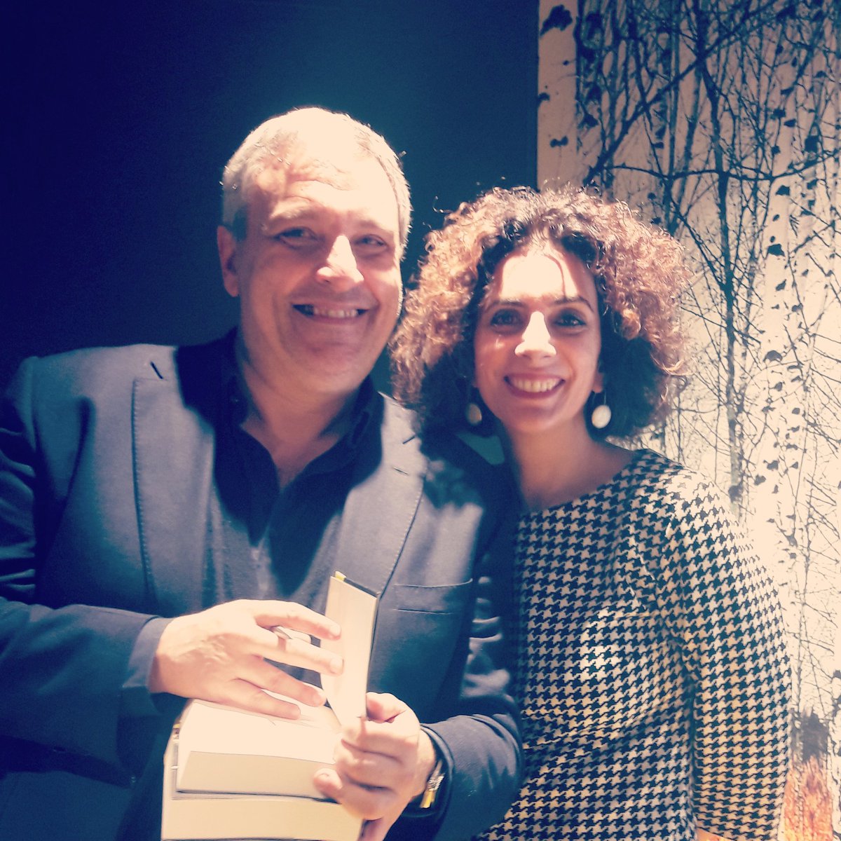 nsantese's tweet photo. Fascino e mistero noir nell'incontro con #MaurizioDeGiovanni, autore de #ilCommissarioRicciardi, l'#IspettoreLojacono e, ora, anche di Sara. E a me, che chiedo quali personaggi avrebbe voluto inventare, risponde Edmond Dantès e i Buendìa. @RizzoliLibri @MdGOfficial @mondadori https://t.co/O4IAQ7UEBX