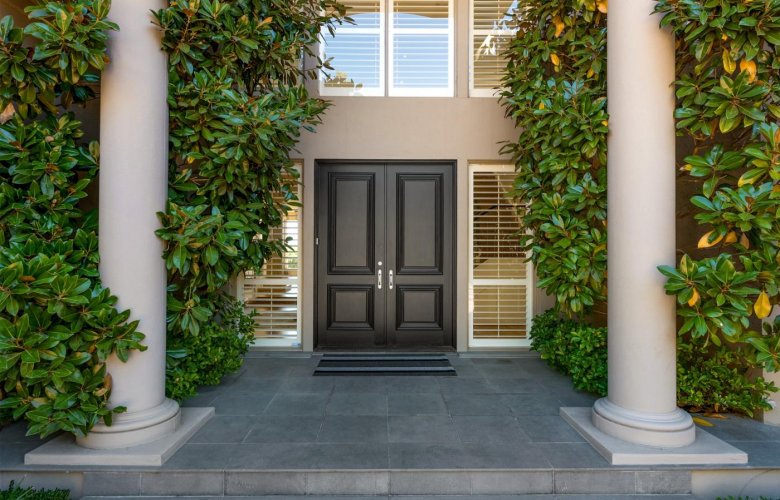 ReconDaily's tweet photo. Majestic #MorningtonPeninsula #clifftop residence. Experience awe-inspiring views of the water, beach and city skyline from this world class family home. See more: https://t.co/nySfEupTpS
#forsale #MichelleSkoglund #AquaRealEstate #MountEliza #waterviewhome #beachviewhome https://t.co/62sSbMIgHA