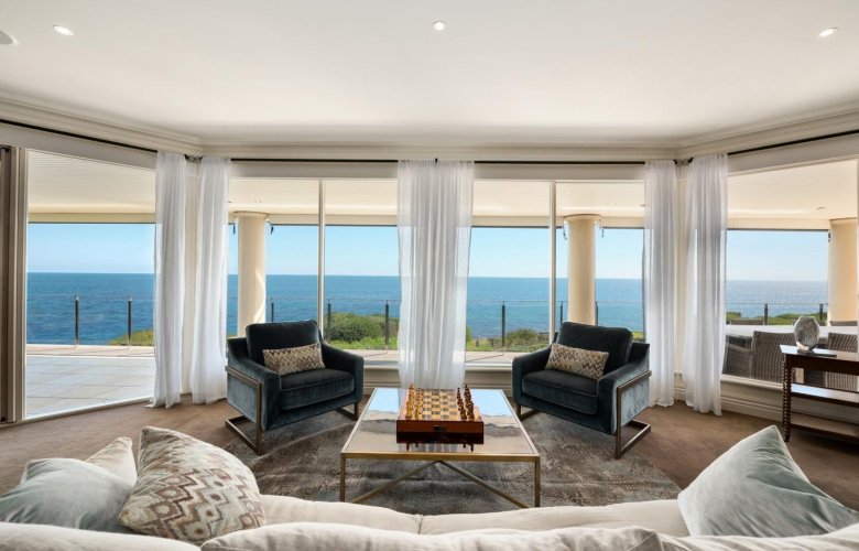 ReconDaily's tweet photo. Majestic #MorningtonPeninsula #clifftop residence. Experience awe-inspiring views of the water, beach and city skyline from this world class family home. See more: https://t.co/nySfEupTpS
#forsale #MichelleSkoglund #AquaRealEstate #MountEliza #waterviewhome #beachviewhome https://t.co/62sSbMIgHA