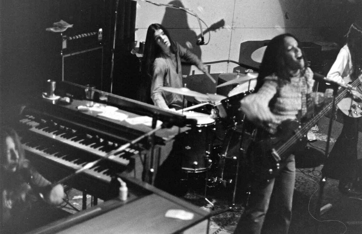 fabjune's tweet photo. https://t.co/mE4BlVH3C6 DID YOU EVER SEE JEAN MILLINTON PLAY? Shot Fanny live, onstage the Whiskey a-Go-Go, circa late 1970. Go Fund Me to aid her stroke recovery and get her up and playing bass/singing again! Check it out #slamminbass #womenkickinitonbass #FannyRocks #GOJean! https://t.co/WWQAOkhNH0