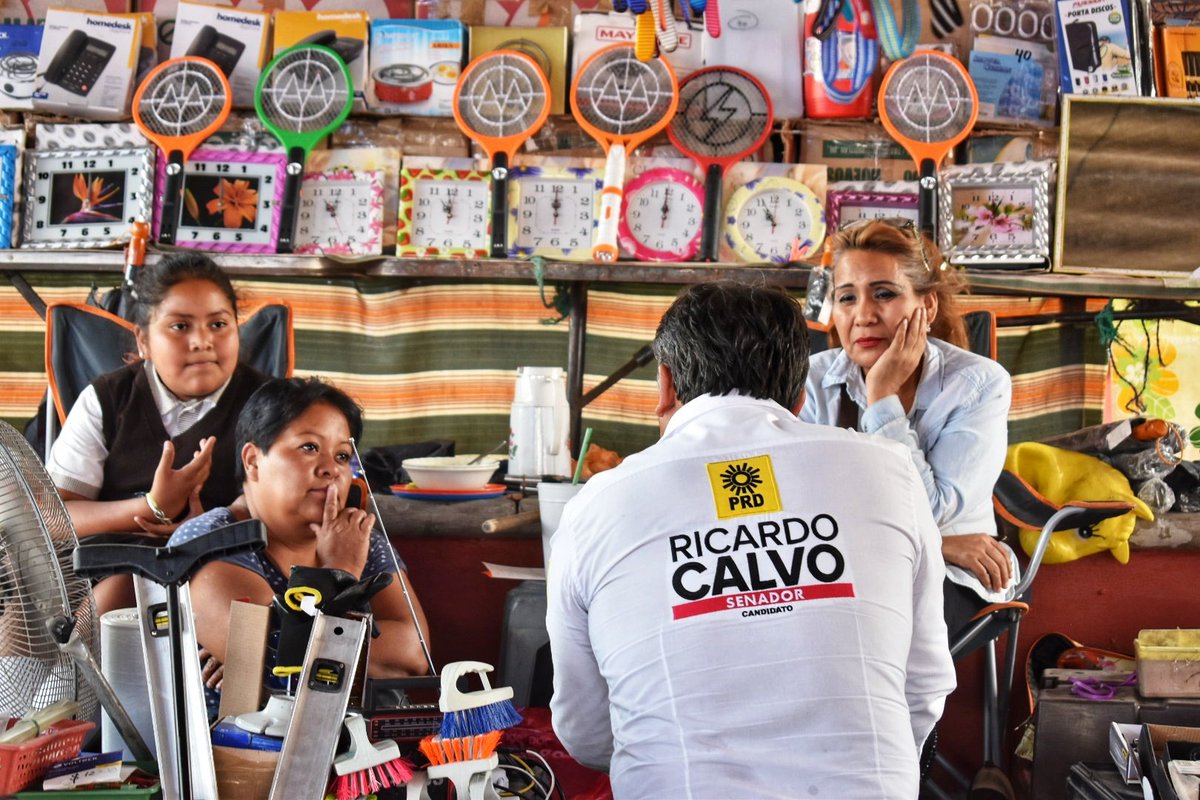 DipRicardoCalvo's tweet photo. Agradezco a mis amigas y amigos comerciantes del Tianguis de #Tetecala por su respaldo a este proyecto ciudadano que tiene el firme compromiso de trabajar #JuntosPorMorelos No cabe duda que el #PRD es un partido de puertas abiertas.  
#PartidoQueCumple 
#RCH2018 https://t.co/T6u5b3AO6W