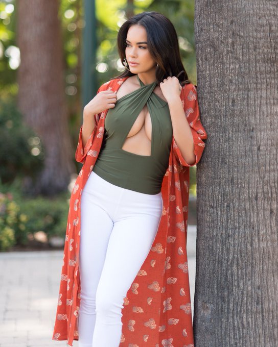 2 pic. This look is so comfy & perfect for spring. Shot this kimono and blouse at @FashionNova https://t