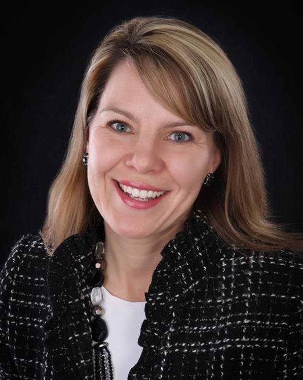 FOX4's tweet photo. Jennifer Riordan, a bank executive and mother of two from Albuquerque, New Mexico, has been identified as the woman who died after a Southwest Airlines jet plane blew an engine. https://t.co/mAfOvyJgK2 https://t.co/gMDgX9BLfJ