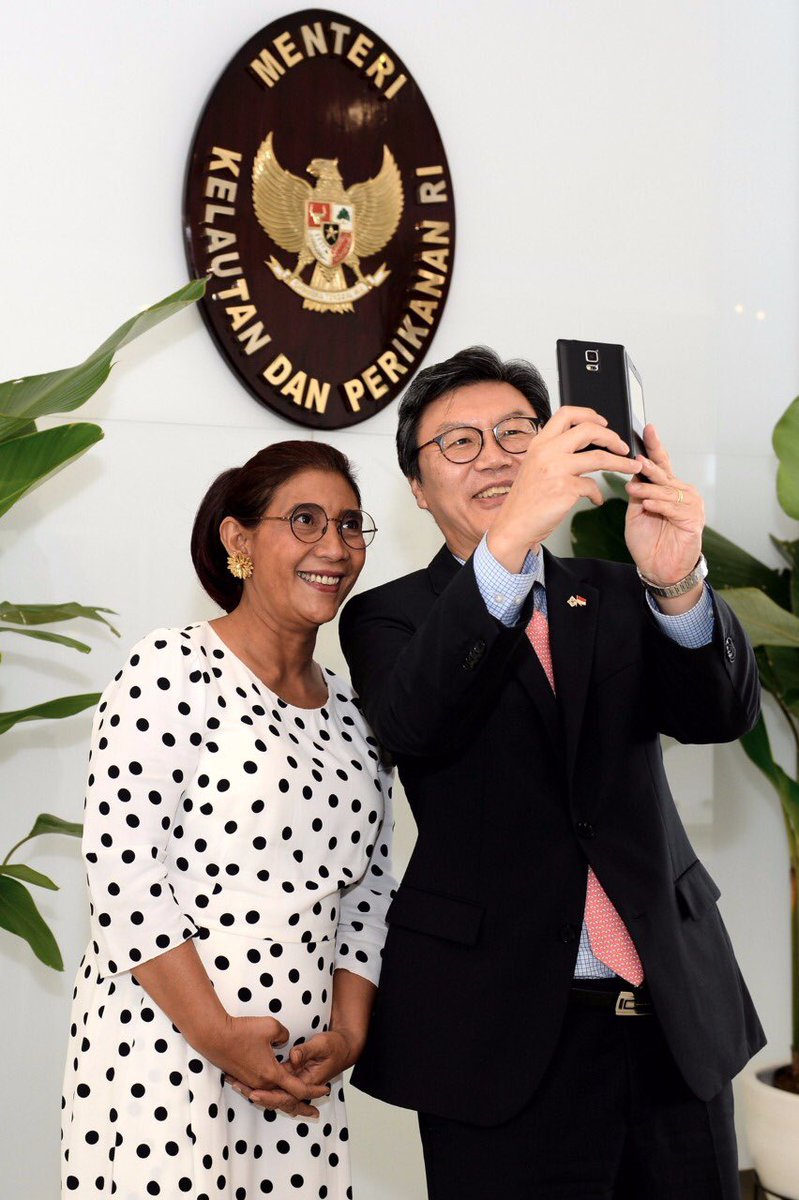 susipudjiastuti's tweet photo. Saya bertemu dgn Duta Besar Korea Selatan utk Indonesia, Mr. Chang-beom KIM, membicarakan ttg peningkatan kerjasama antara Indonesia &amp; Korsel sektor kelautan &amp; perikanan. Mereka tawarkan riset teknologi kelautan dgn Indonesia. Semoga kerjasama ini selalu terbina dgn baik! https://t.co/rmPbwn2Rvi