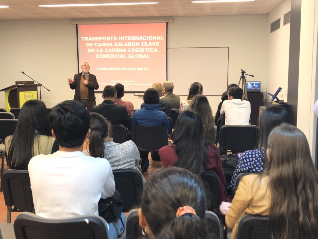 iqJeffleon's tweet photo. Depto. de Procesos @UniversidadEAN y Experto Internacional Dr Alberto Ruibal hablando de Logística internacional Global, Transporte, supply chain y Servicios. https://t.co/qrI1GxBU83
