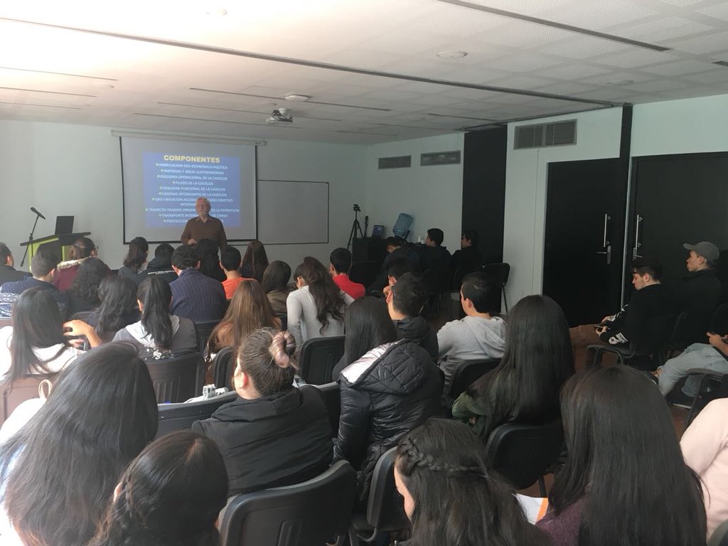 iqJeffleon's tweet photo. Depto. de Procesos @UniversidadEAN y Experto Internacional Dr Alberto Ruibal hablando de Logística internacional Global, Transporte, supply chain y Servicios. https://t.co/qrI1GxBU83
