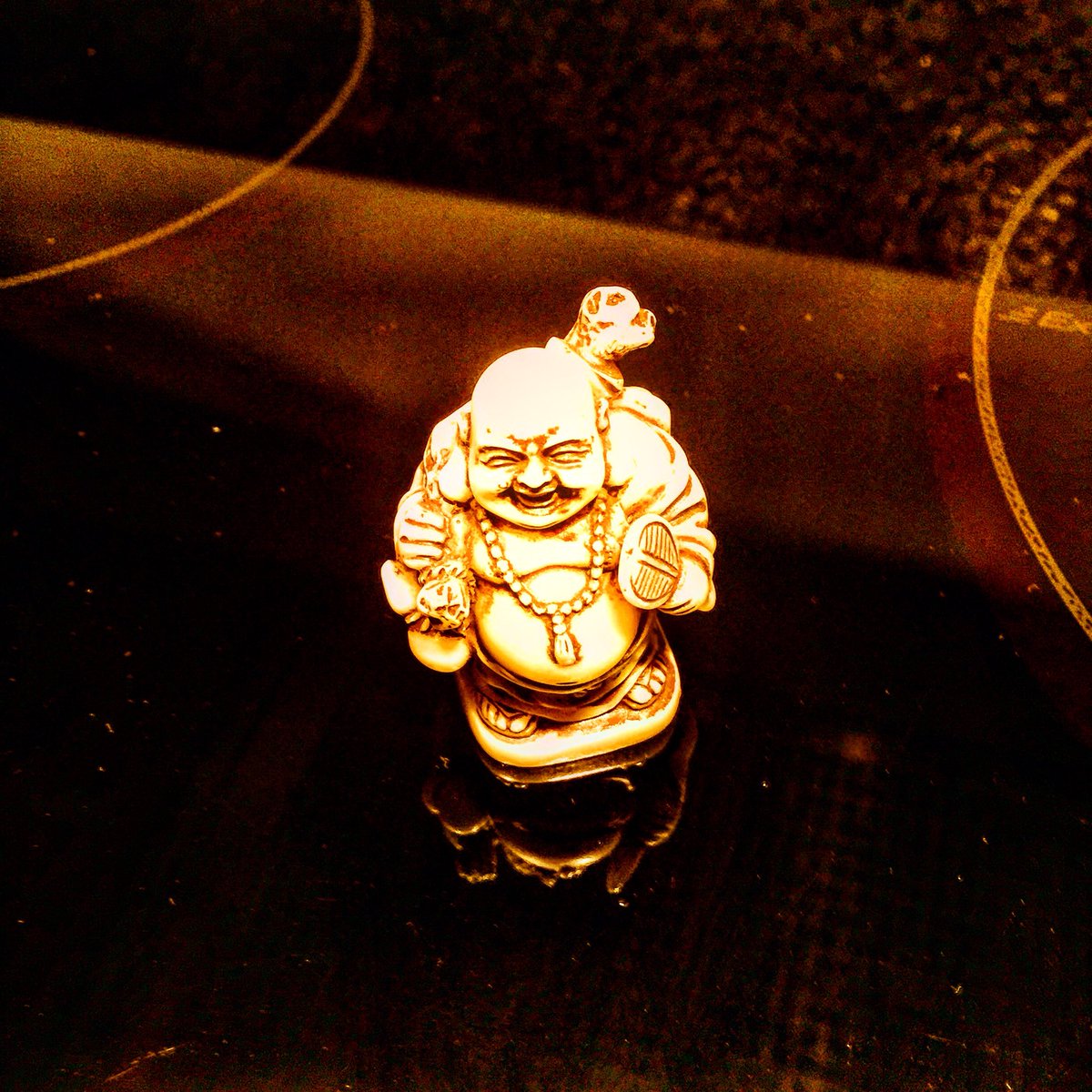 voicehaupt's tweet image. Wenn einem #derChef einen #Buddha schenkt, muss man ihn #sorgfältiig #aufbewahren und #regelmässig seinen #Bauchstreicheln (#nicht #bauchpinseln!) - das #bringtGlück! #qed