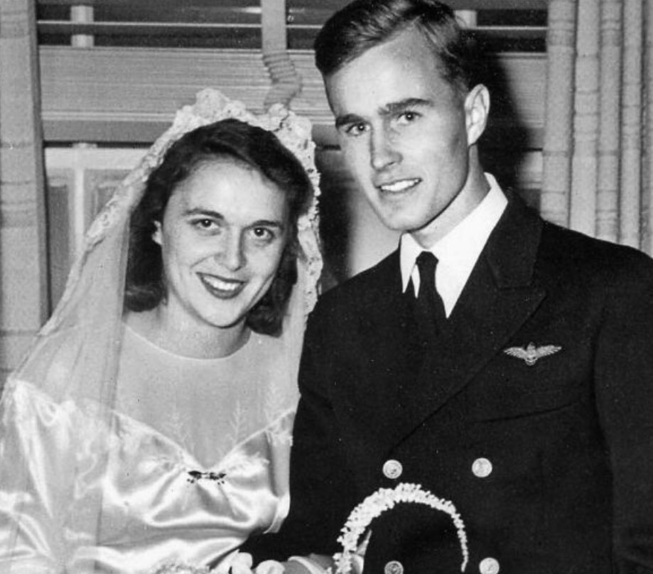 FFL_of_America's tweet photo. Rest In Peace, Barbara Bush. ❤️ Keeping the Bush family in our prayers. https://t.co/zble2y4Vfe