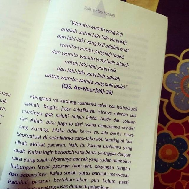 elexmedia's tweet photo. #BookPreview #MoveOnYuk from @efranjy -  Buat kamu yang masih bingung milih jodoh ni.
Barangkali sudah pernah jatuh cinta tapi kok cuma bertepuk sebelah tangan. Mungkin saja kamu pernah ragu karena cintamu tak berakhir di jenjang pernikahan. Atau ada seo… https://t.co/IfW3F2mC4L https://t.co/VpDAYCop3J