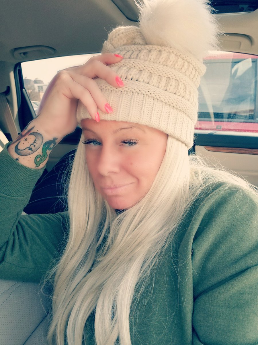 BROLVR's tweet photo. #snowbunny #whitegirlproblems #whitebone #Blonde https://t.co/x24jijWLnz