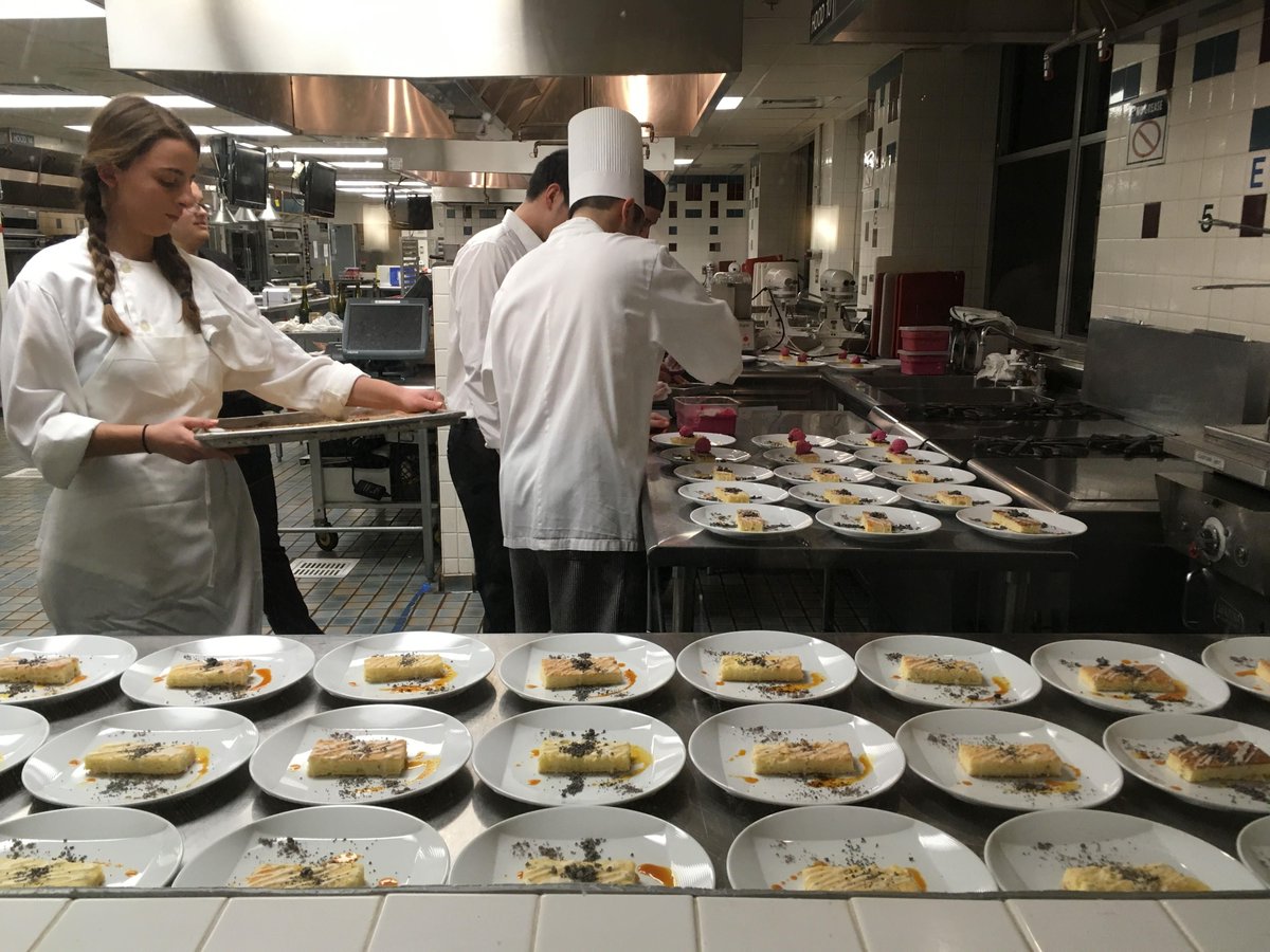 CornellSHA's tweet photo. Master Sommelier and owner of FLX Hospitality, @sommelierbates, #CornellSHA '03, and students in the Epicurean Society prepared an incredible 5-course meal with paired wines for faculty, staff, and students 🍽🍷
@FLXtable https://t.co/qMGPVclSfl