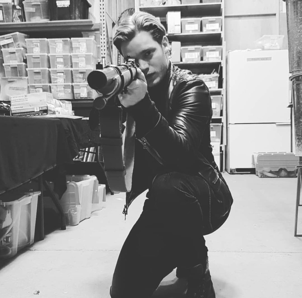 domsherwoodbra's tweet photo. 📸| Novas fotos do @DomSherwood1 atras das cenas da S3 de #shadowhunters. Lindooo!! 

#ShadowhuntersChat https://t.co/CwYwkNt2hB